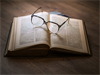 Lernen: Buch mit Brille